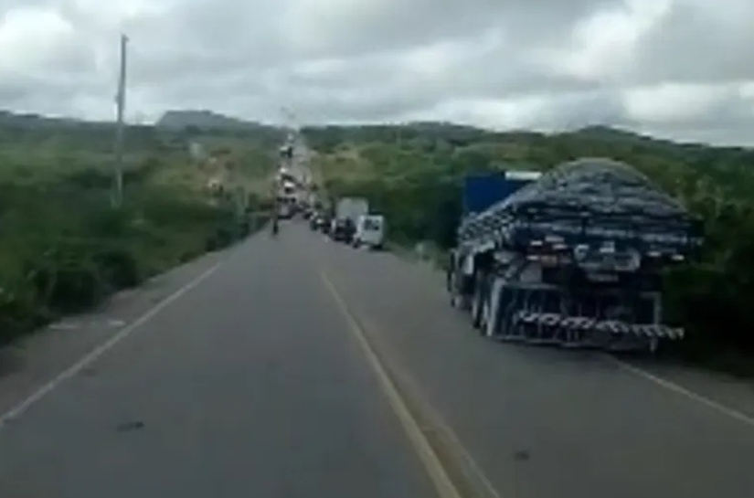 Acidente entre caçamba e carro deixa dois feridos na AL-220, em Delmiro Gouveia