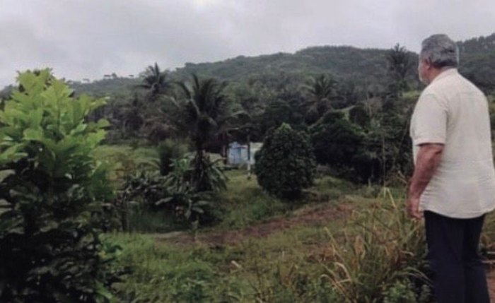Álvaro Vasconcelos em área da fazenda alvo da disputa com família de agricultor