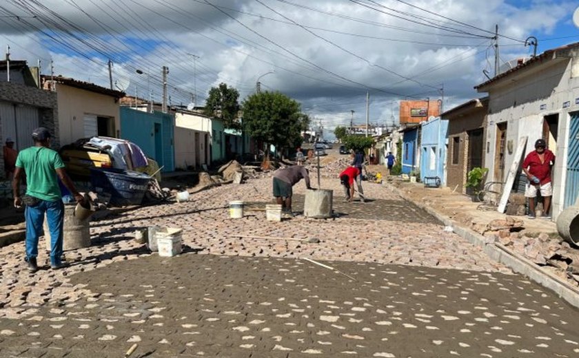 Prefeitura de Arapiraca realiza pavimentação sonhada há 40 anos na Rua São Roque