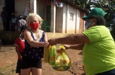 Famílias de quilombolas em Santana do Mundaú recebem cestas básicas e itens de higiene pessoal