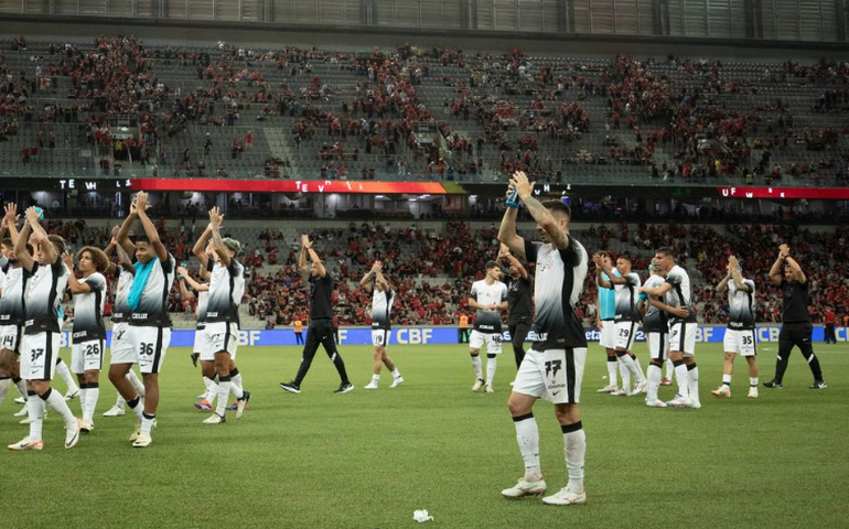 Corinthians evita derrota no fim, ouve vaias e se afunda na zona de rebaixamento