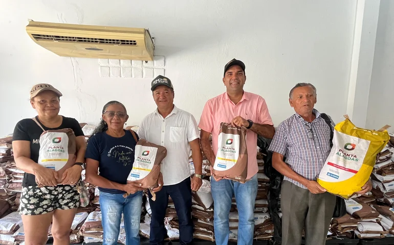 Prefeitura de Santana do Mundaú beneficia produtores com entrega de sementes