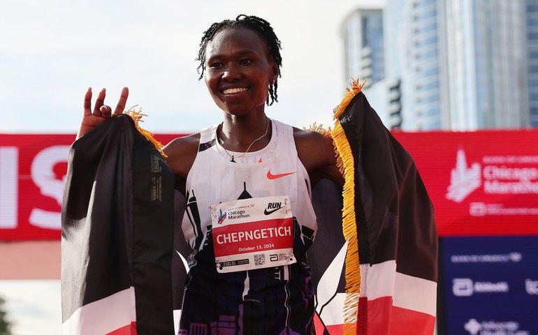 Queniana bate recorde mundial e faz história ao vencer a Maratona de Chicago 