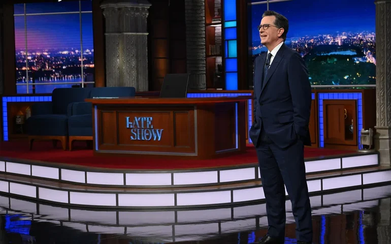 Stephen Colbert está de volta à TV comunitária em Michigan, ao lado do roqueiro Jack White