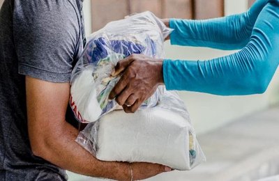 Semdsh Penedo entrega cestas básicas para famílias em situação de extrema pobreza
