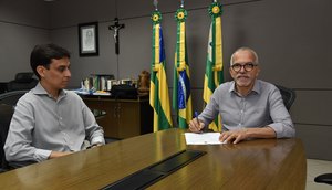 Edvaldo sanciona lei / Foto: Foto: Ana Lícia Menezes/PMA