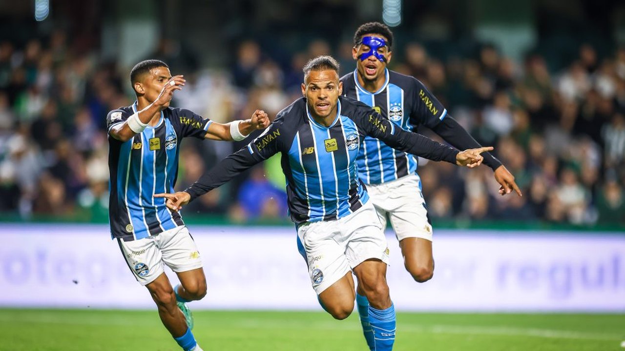 Grêmio vence o Coritiba, mas permanece no Z-4