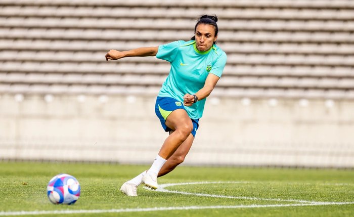 Marta durante treino da seleção feminina de futebol