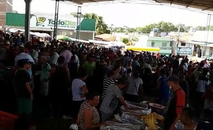 Aglomeração de pessoas no Mercado Público, em Maceió