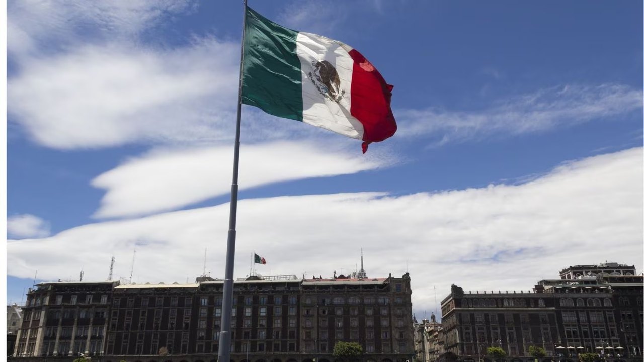Em desfile com fuzis, integrantes do cartel de Sinaloa são aplaudidos por habitantes de comunidade sitiada no México; vídeos