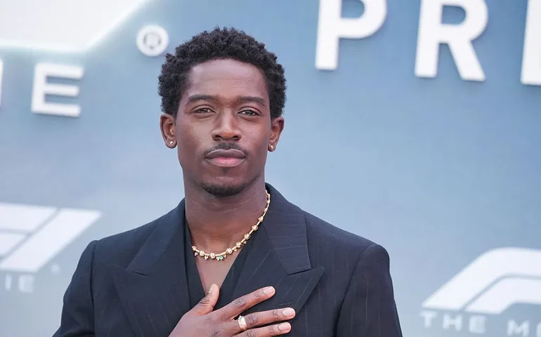 Ator que contracenou com Brad Pitt em 'F-1: O Filme' é nomeado embaixador global da Fórmula 1