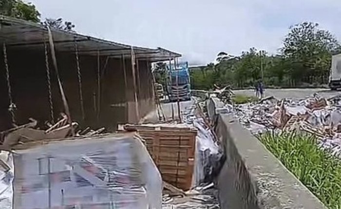 Caminhão com livros tomba na BR-101 em Alagoas