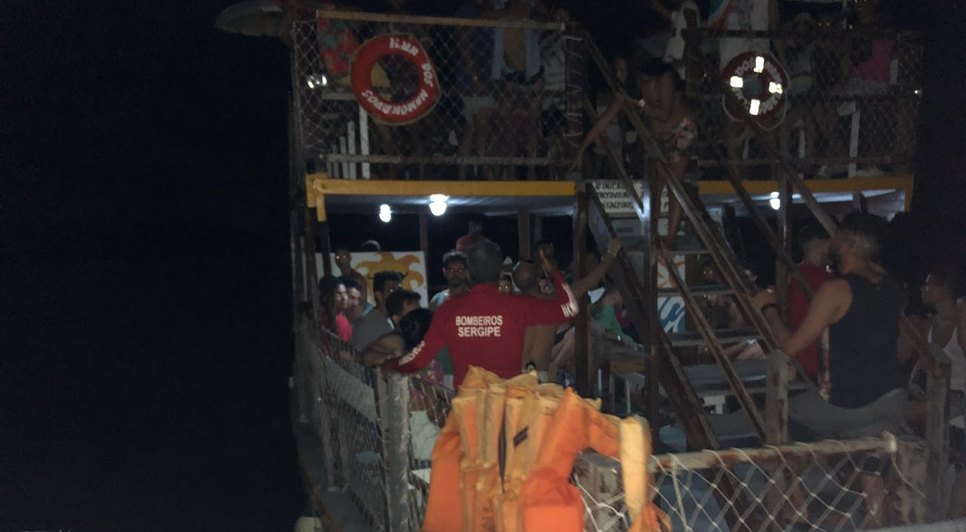 catamarã encalhado