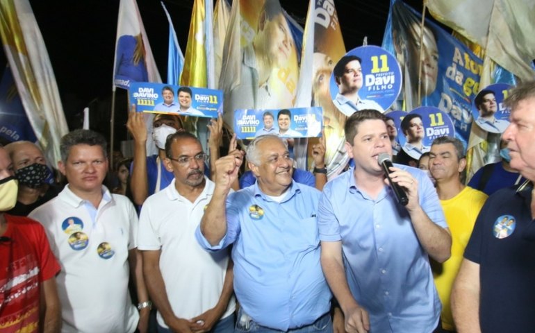 Davi Filho rechaça ameaças e ataques e fala na força que vem das ruas.