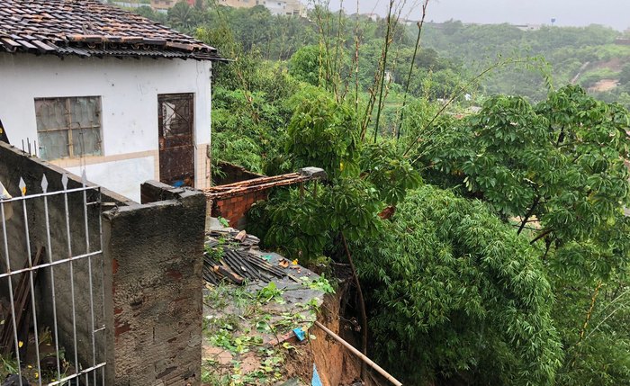 Casa em cratera prestes a cair no bairro São Jorge