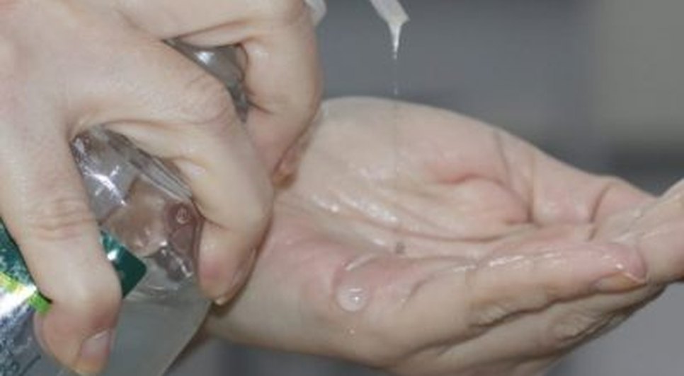 ÁLCOOL EM GEL NA MÃO / Foto: SES