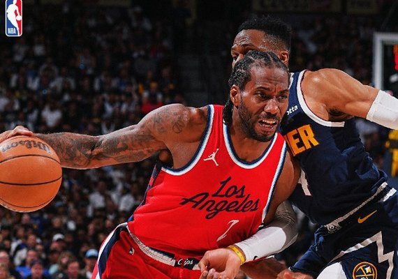 Clippers e Pistons vencem fora de casa e empatam séries nos playoffs da NBA