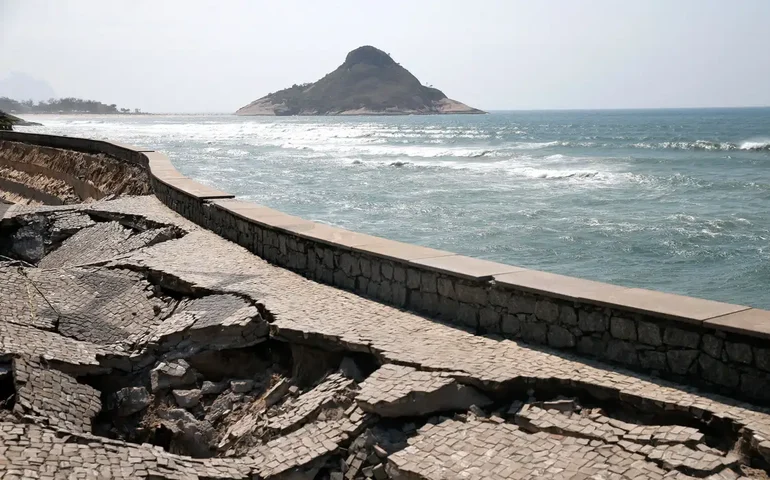 Erosão reduz faixa de areia e muda paisagem na Praia da Macumba; saiba mais