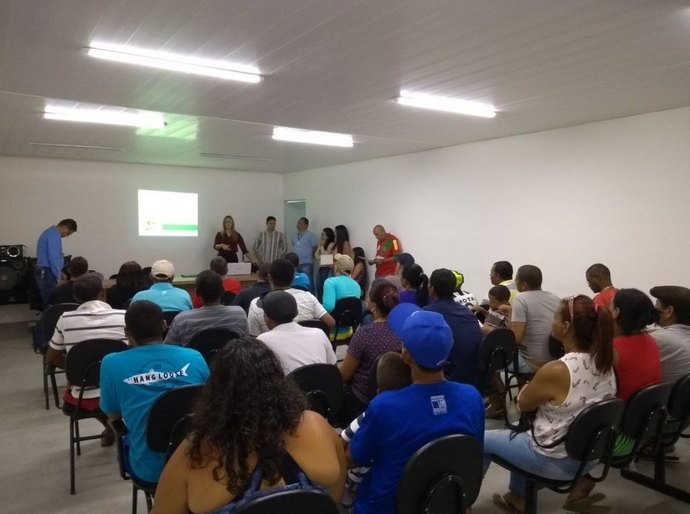 Ambulantes que atuam na orla são orientados sobre destinação de resíduos