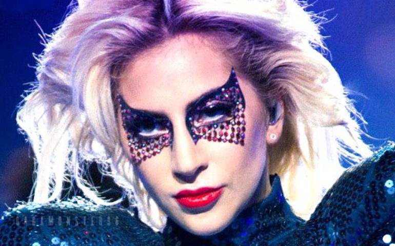 Lady Gaga é a primeira a usar peça da Céline criada por Hedi Slimane