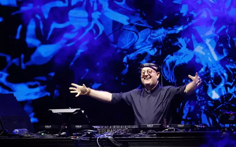 'Padre DJ' homenageia papa Francisco em 'rave católica' na Argentina