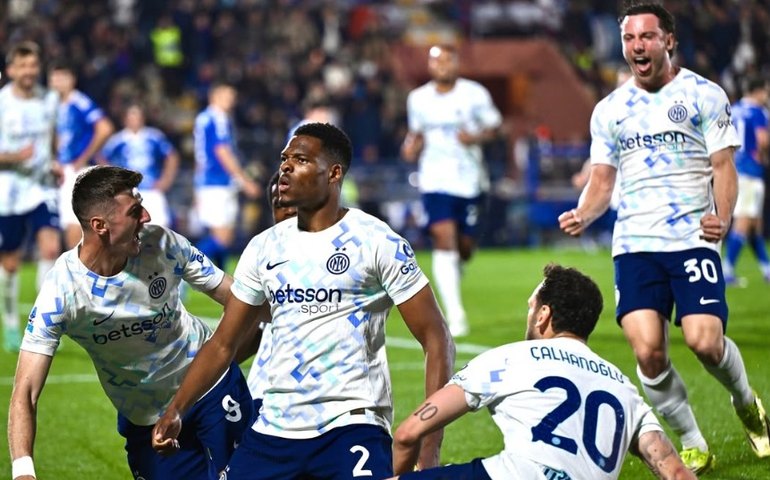 Inter de Milão vira sobre o Como em confronto eletrizante e dispara na liderança do Italiano