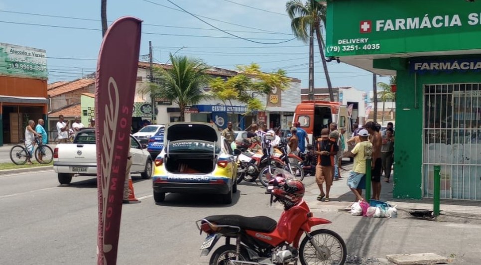 Colisão traseira entre carro e moto é registrada no bairro São Conrado / Foto: Foto: Redes Sociais/ Reprodução