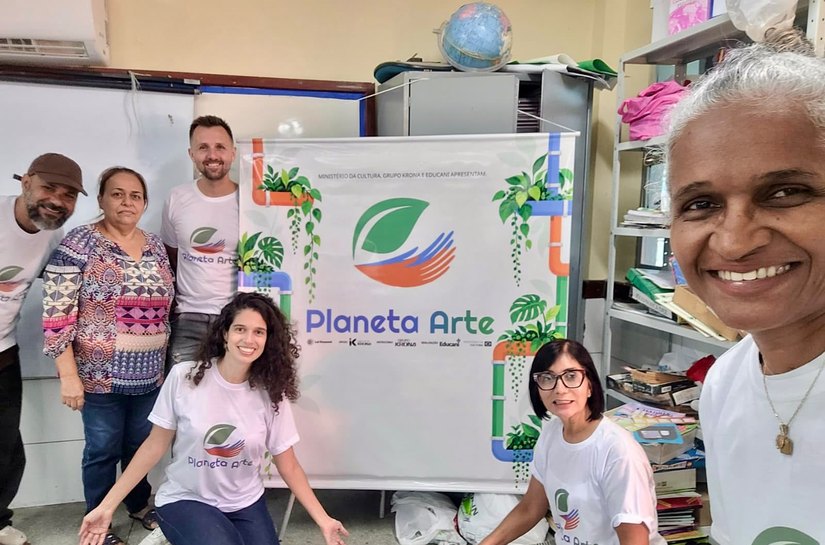 Planeta Arte leva alunos de Marechal Deodoro a produzir tintas com terra para pintar mural em escola
