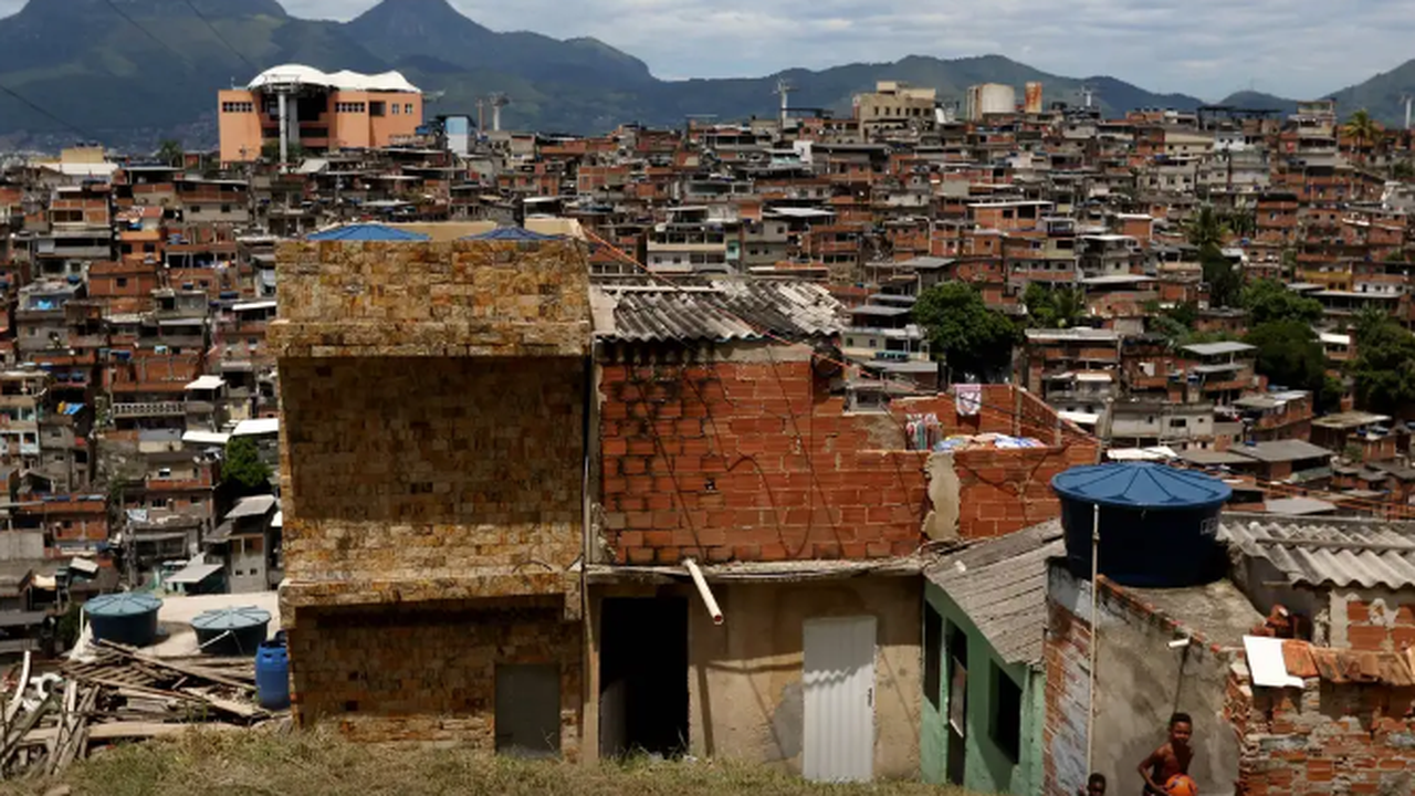 Entenda as conexões por trás do arsenal do Comando Vermelho no Complexo do Alemão