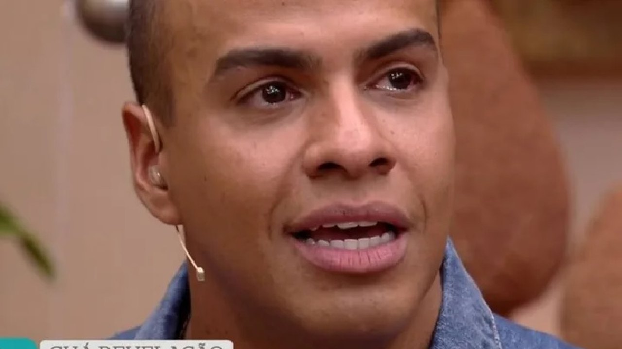 Thiago Oliveira, do ‘É De Casa’, se emociona ao relevar sexo e nome de bebê