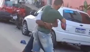 Vítima foi segurada em populares na rua