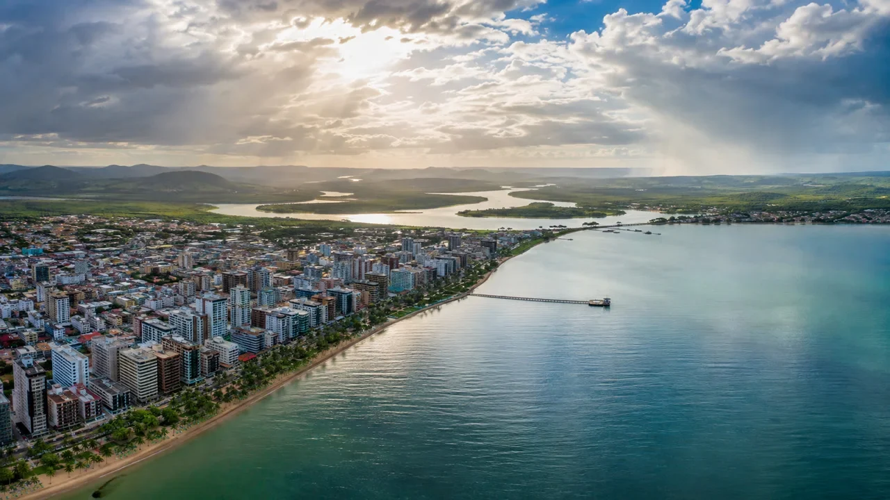 Pancadas passageiras dividem espaço com calor úmido na Grande Maceió