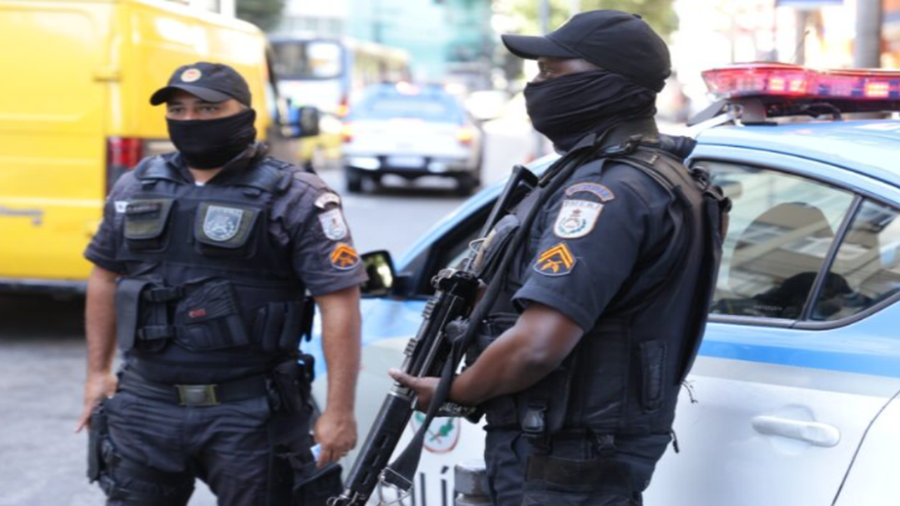 Casal é morto a tiros dentro de carro em Belford Roxo