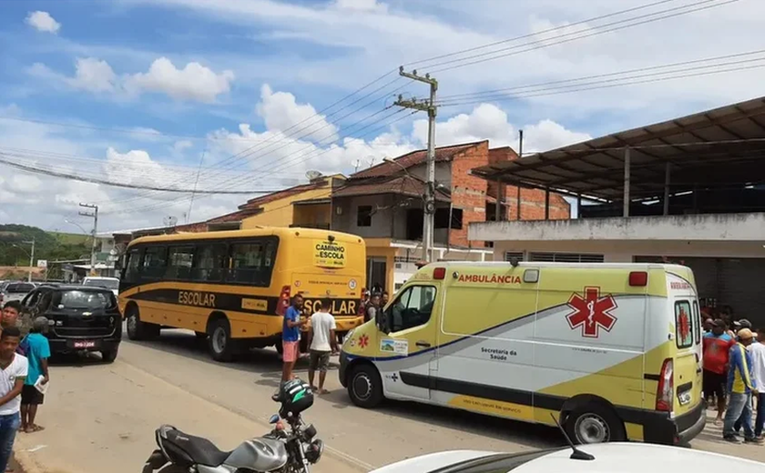 Estudante de interior de Alagoas cai de ônibus escolar, é atropelado pelo próprio veículo e morre