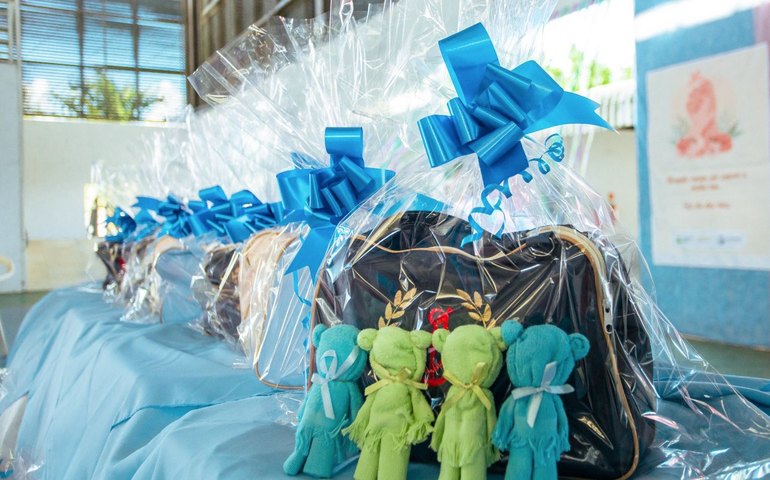 Prefeitura entrega enxovais de bebês às mães acompanhadas pelo programa Criança Feliz
