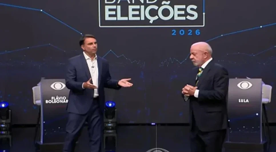 Os candidatos Flávio Bolsonaro e Luna no debate da Band. - Foto: Reprodução/Band