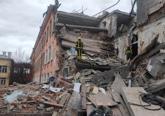 Mariupol: conflitos entre militares ucranianos e russos continuam em siderúrgica
