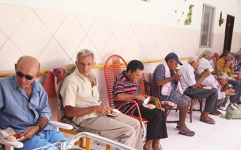 Arapiraca: Idosos são homenageados com café da manhã