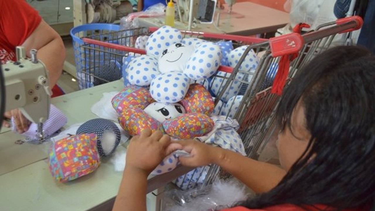 Custodiadas confeccionam bonecas para o Dia das Crianças