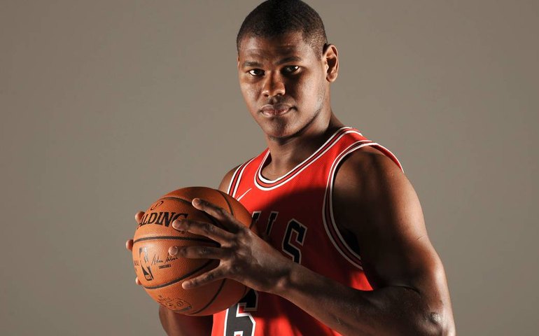 Pivô Cristiano Felício opera joelho e fica afastado das quadras por quatro meses