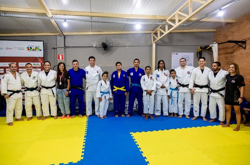 Cunha entrega kimonos e material de treino para integrantes do projeto Samurai Judô Alagoas