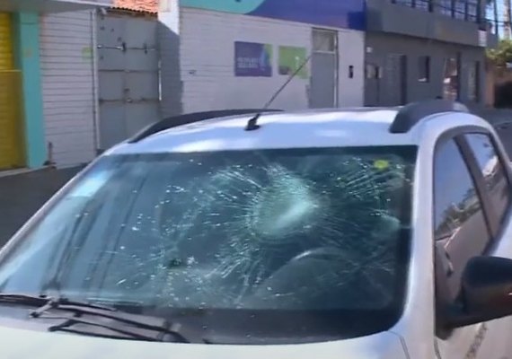 Motorista reage a assalto e joga veículo contra criminosos