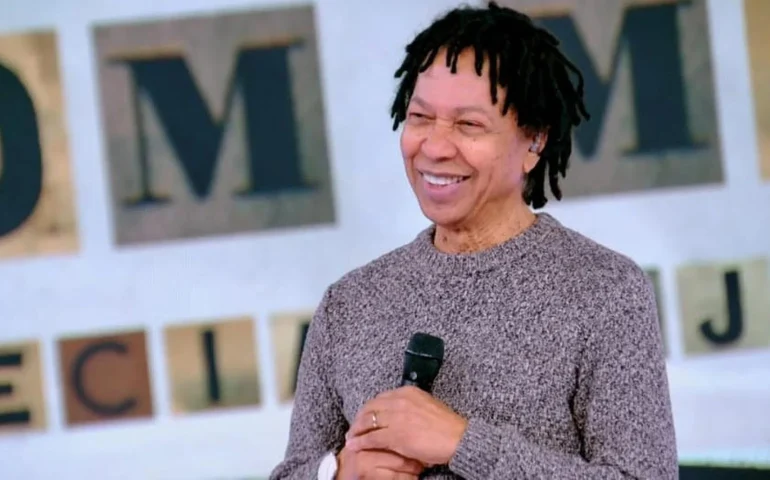 Djavan convida fãs a criarem versões de música de seu próximo álbum