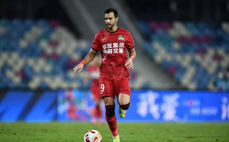 Ex-Palmeiras, Henrique Dourado é suspenso por 1 ano na China por trombada em juiz
