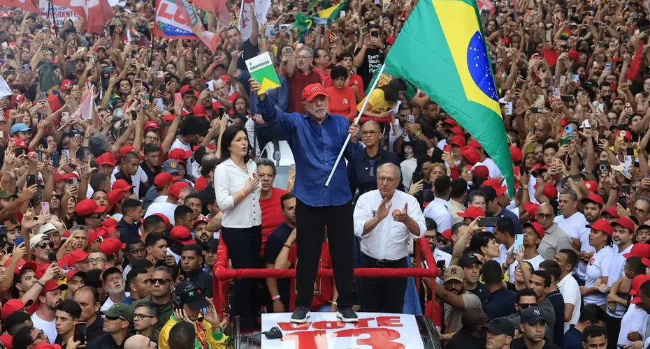 Lula é reeleito presidente do Brasil em virada histórica