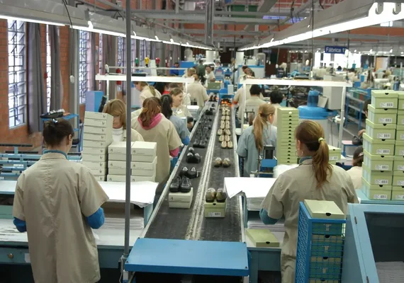 Conflitos globais e juros no Brasil travam queda da incerteza econômica