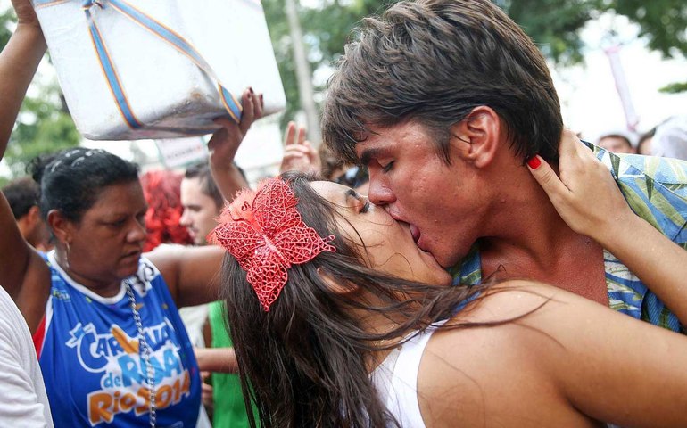Carnaval: 40% dos brasileiros vão evitar beijar desconhecidos, aponta pesquisa