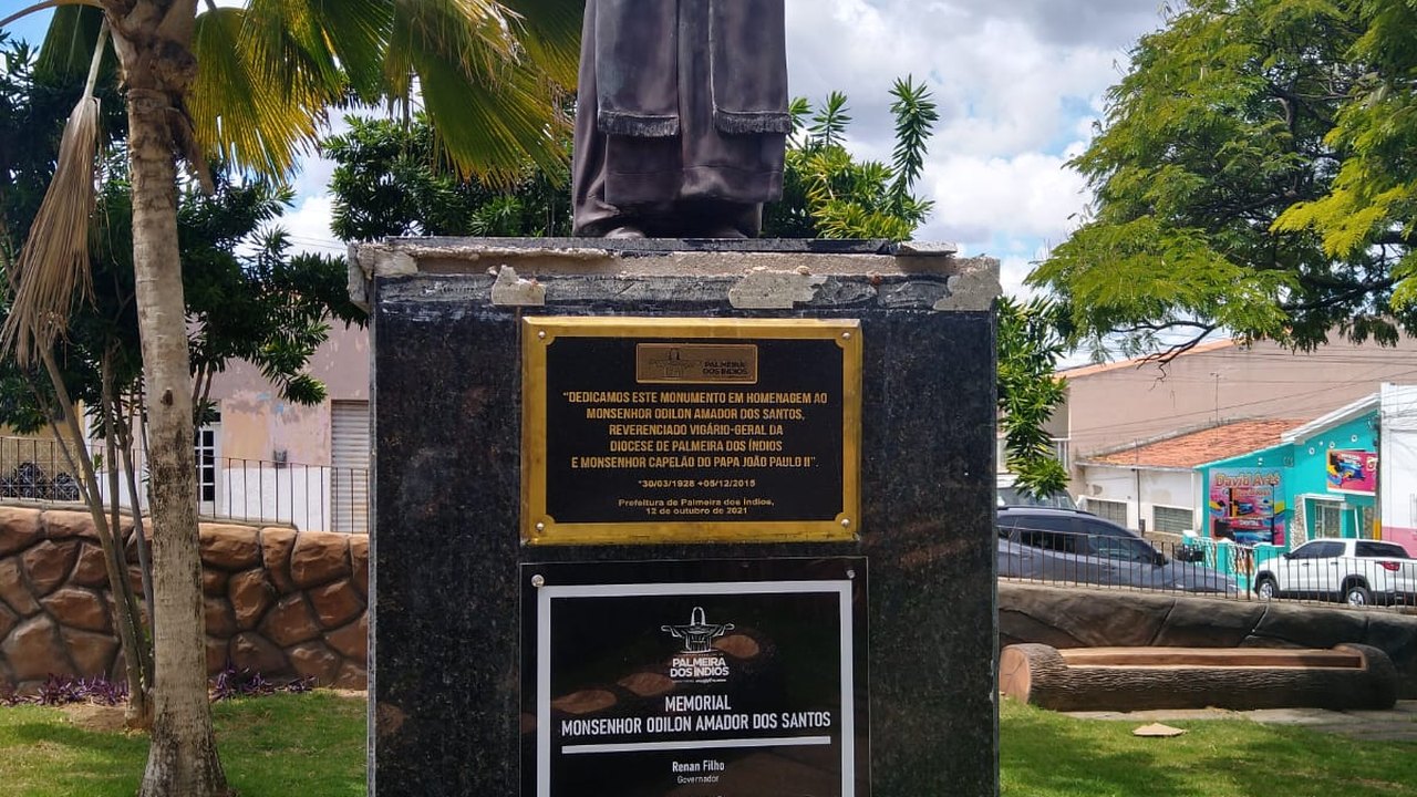 Monumentos em praças aparecem danificados e sem manutenção