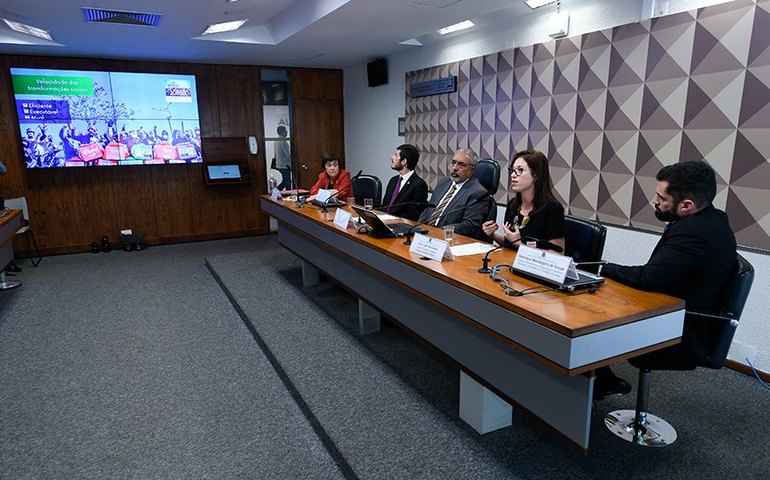 Debatedores chamam atenção para a necessidade de meio ambiente saudável no trabalho