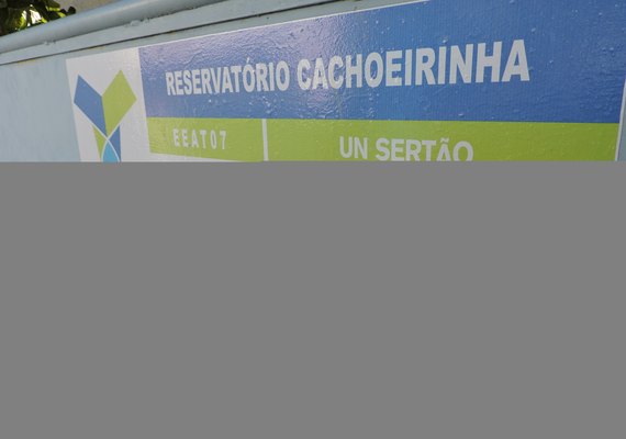 Casal trabalha em reparo de motobomba de estação elevatória sertaneja
